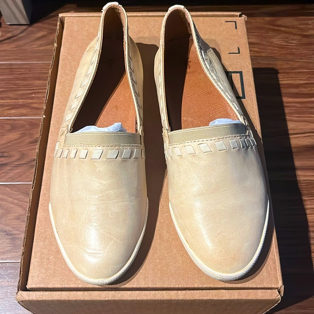 Beige Frye size 8 Melanie flats.